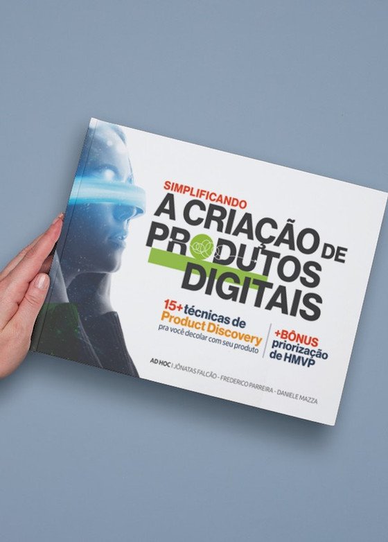 Mão segurando o e-book Simplificando a Criação de Produtos Digitais